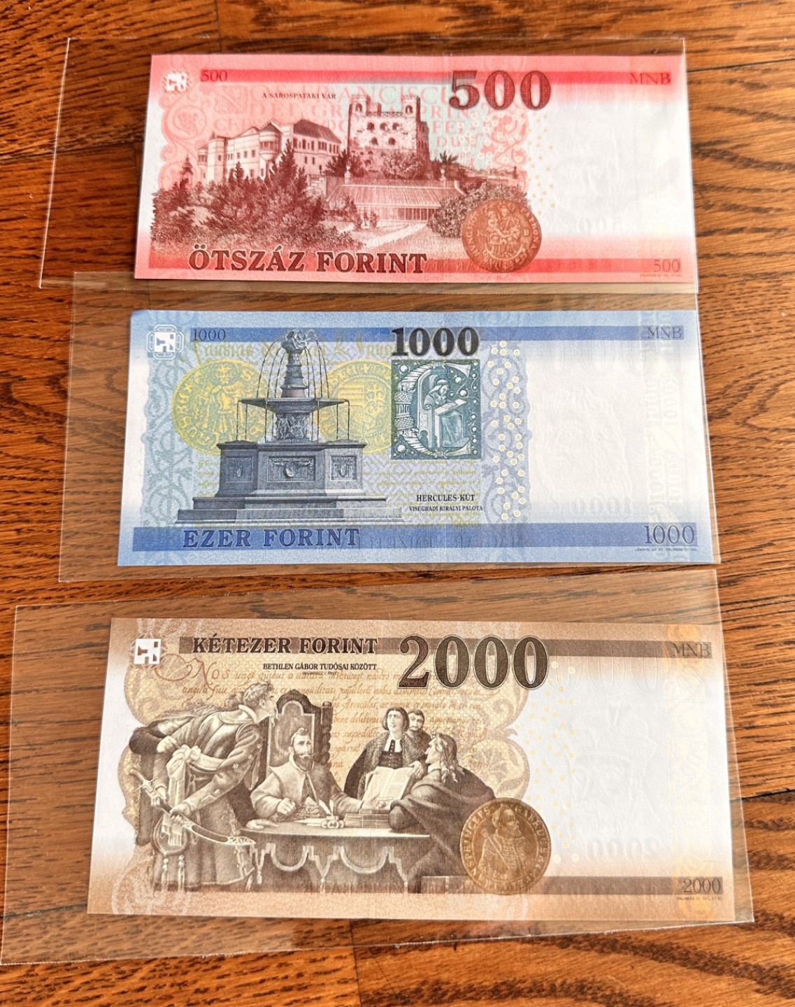 Chase Auction 第19期 - - 外钞、民国钞和人民币混合场！ 匈牙利纸币三张，一张豹子号，荧光漂亮！品相如图，UNC！