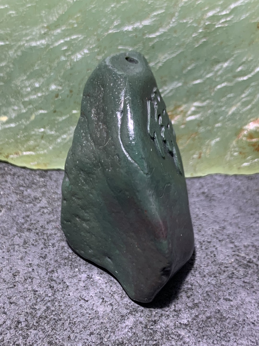 精美戈壁绿碧玉手工雕刻佛字把件（吊坠)一个！
