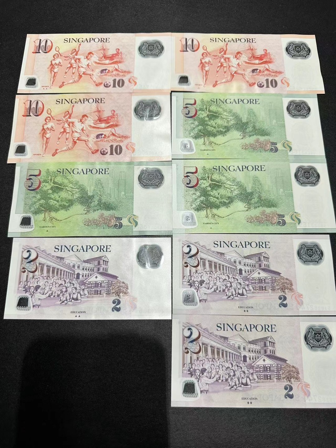 《外钞收藏家》第二百五十一期 新加塑料钞9张 左边四张有软折 右边五张全新