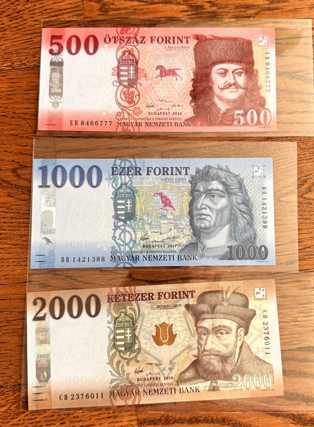 Chase Auction 第19期 - - 外钞、民国钞和人民币混合场！ 匈牙利纸币三张，一张豹子号，荧光漂亮！品相如图，UNC！