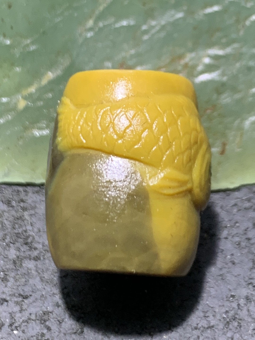 精美冰飘亚光战国红玛瑙手工俏色巧雕富贵有鱼桶珠一颗！