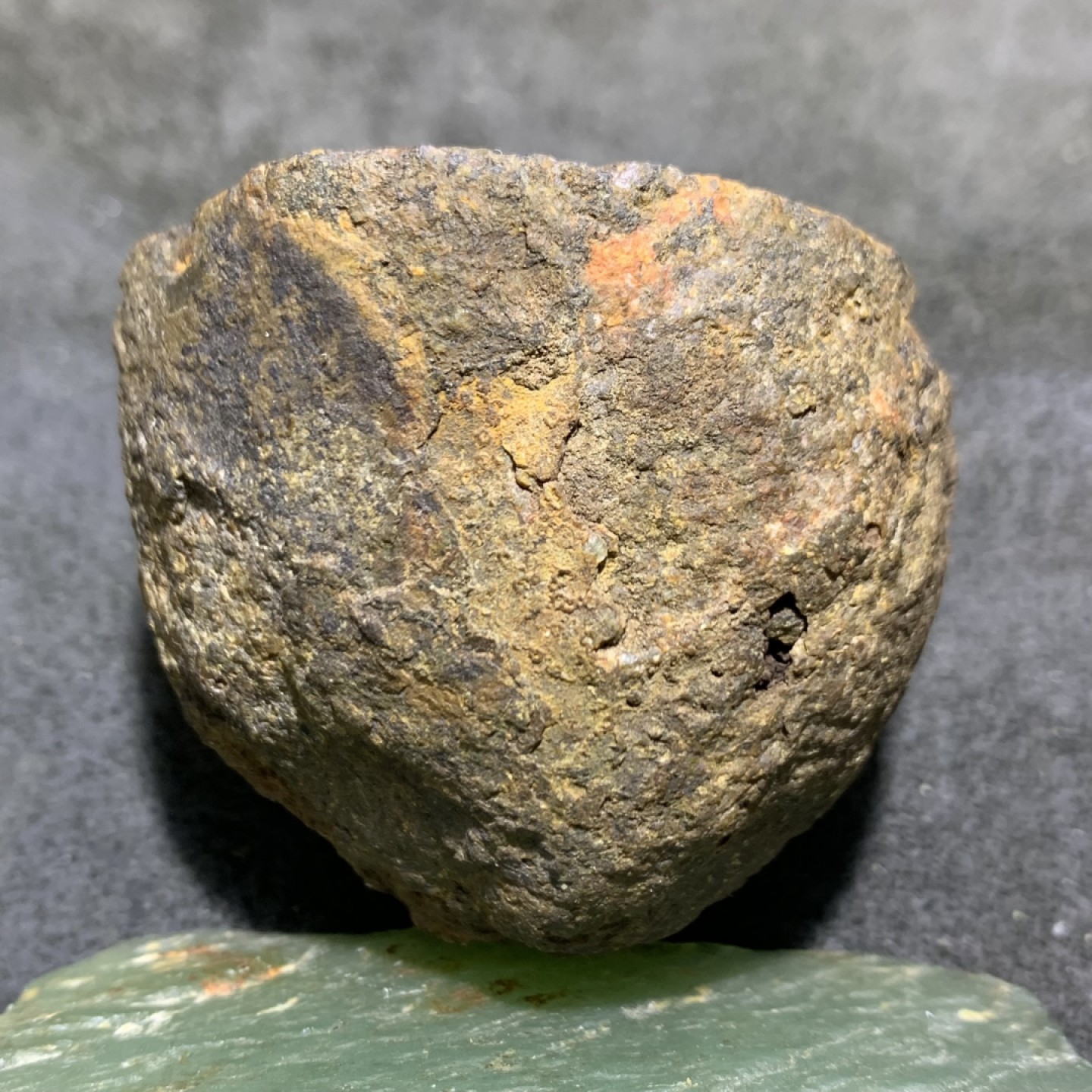 精美天然罕见亚光九眼页岩原石雕刻莲蓬把件(摆件)一个，