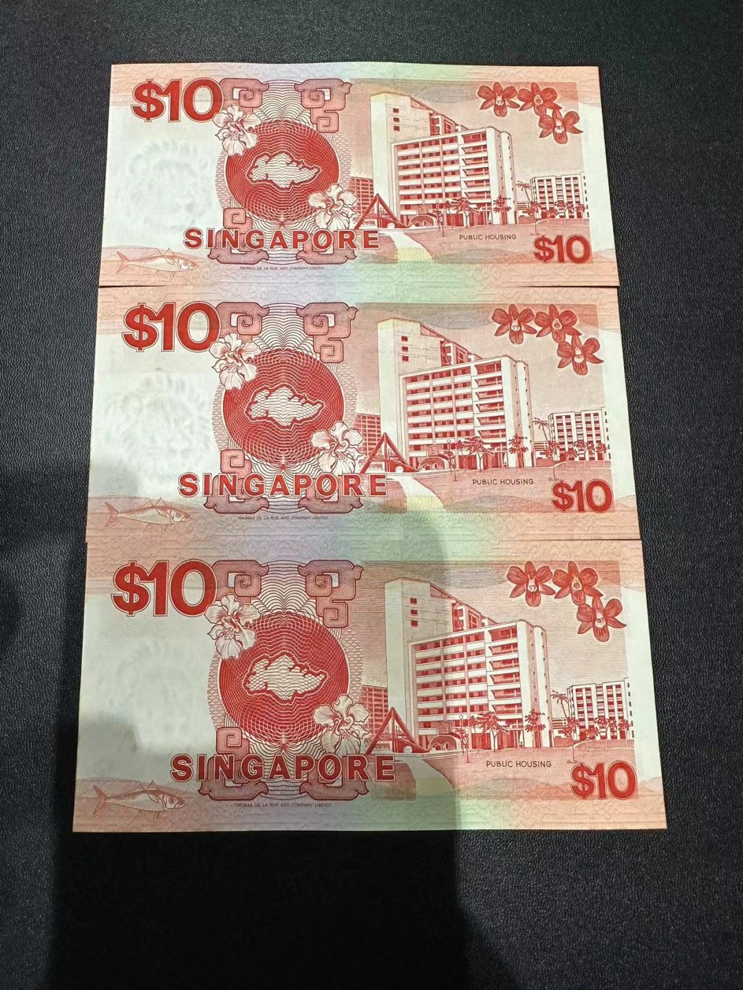 《外钞收藏家》第二百五十一期 新加坡船版10元 连号3张 全新 有受潮