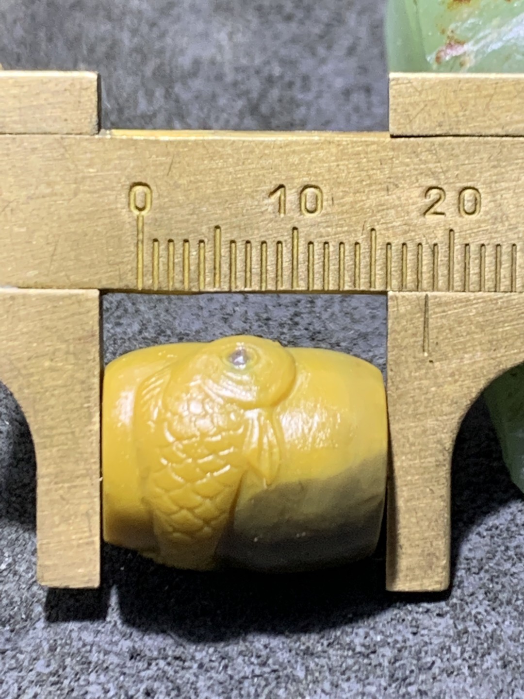 精美冰飘亚光战国红玛瑙手工俏色巧雕富贵有鱼桶珠一颗！
