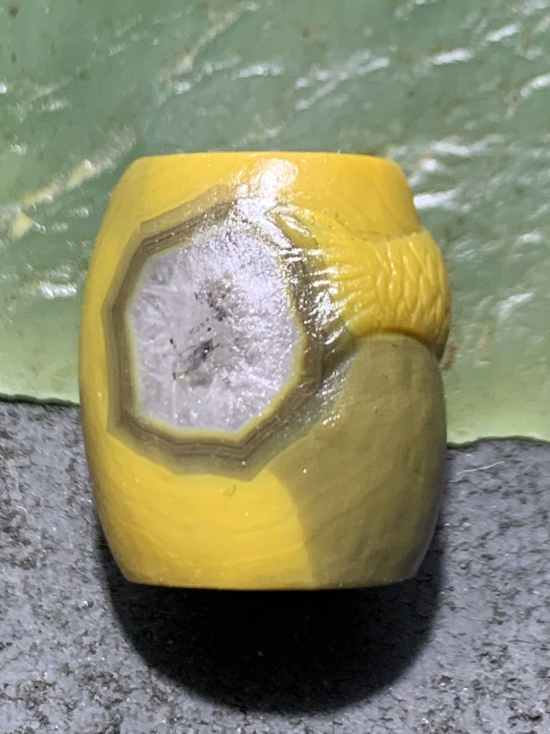 精美冰飘亚光战国红玛瑙手工俏色巧雕富贵有鱼桶珠一颗！