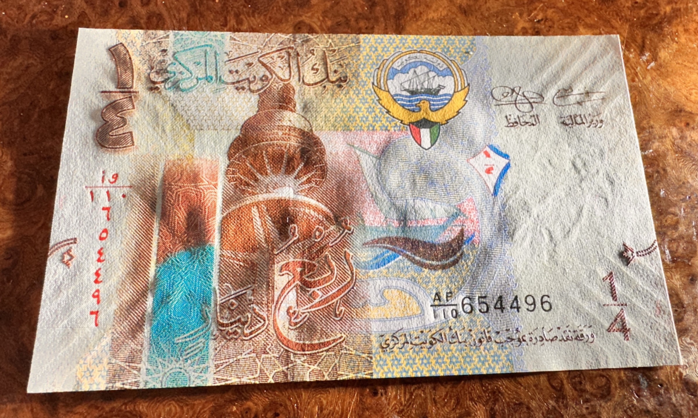 Chase Auction 第19期 - - 外钞、民国钞和人民币混合场！ 科威特纸币三张，品相如图，UNC！