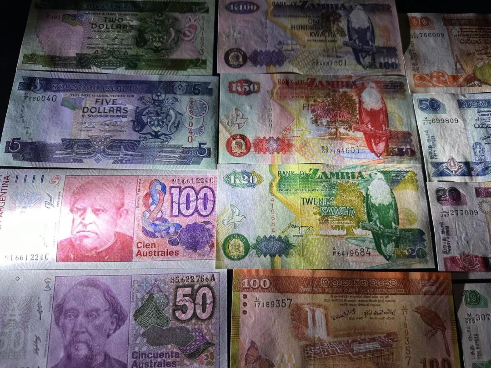 《外钞收藏家》第二百五十一期 五个国家 精美小纸币 全新UNC