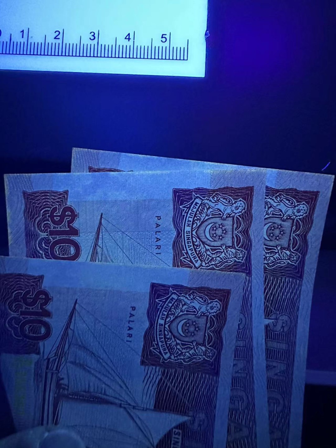 《外钞收藏家》第二百五十一期 新加坡船版10元 连号3张 全新 有受潮