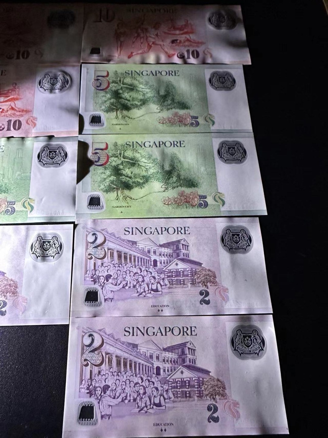 《外钞收藏家》第二百五十一期 新加塑料钞9张 左边四张有软折 右边五张全新