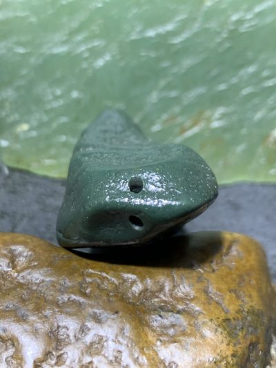 精美戈壁绿碧玉手工雕刻佛字把件（吊坠)一个！ 精美戈壁绿碧玉手工雕刻佛字把件（吊坠)一个！