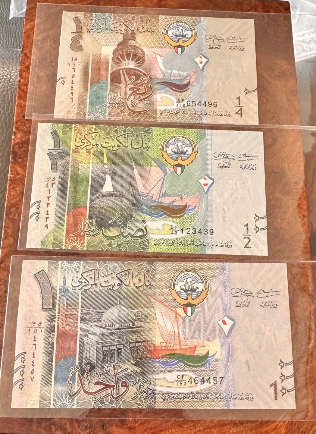 Chase Auction 第19期 - - 外钞、民国钞和人民币混合场！ 科威特纸币三张，品相如图，UNC！