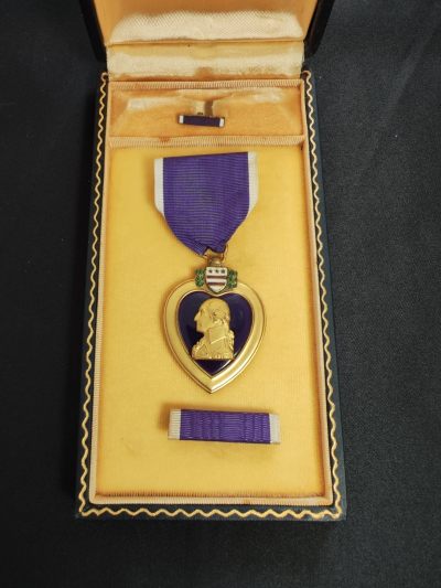 世界精品徽章首拍专场 - 美军实发紫心勋章，皮盒版