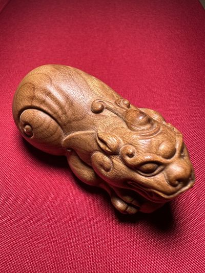 手串木器杂件｜拍卖专场 金丝楠木｜小叶桢楠｜精雕“抱球貔貅”手把件