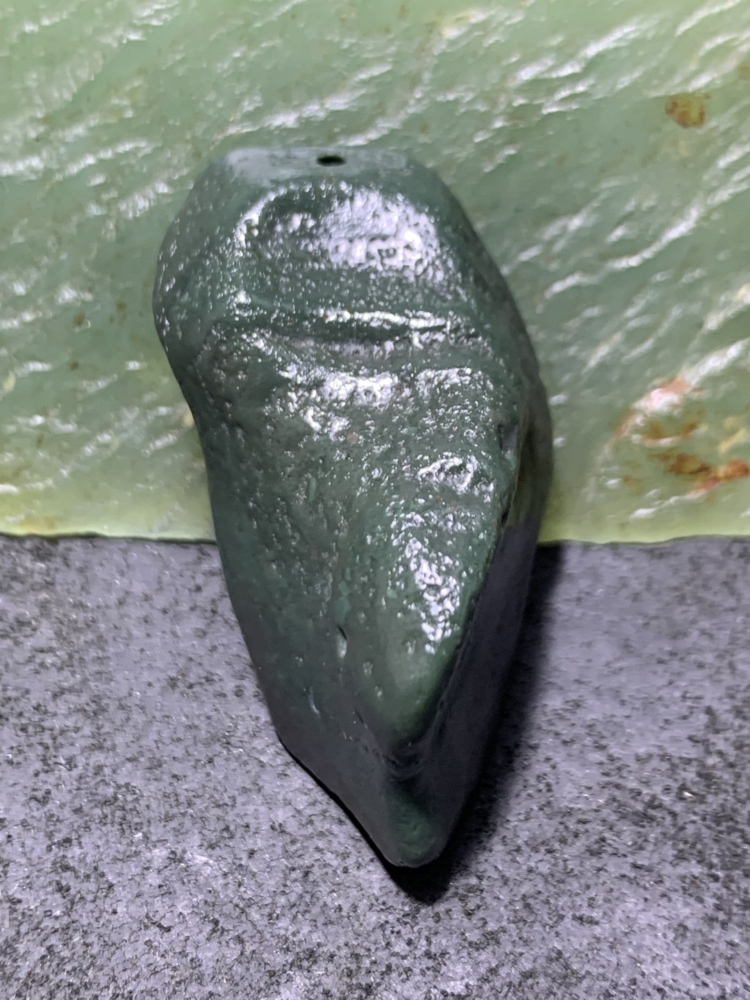 精美戈壁绿碧玉手工雕刻佛字把件（吊坠)一个！