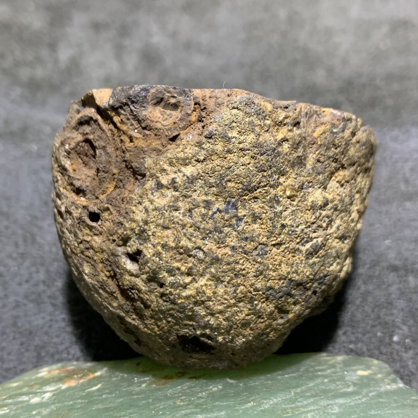 精美天然罕见亚光九眼页岩原石雕刻莲蓬把件(摆件)一个，