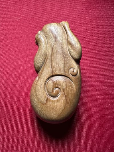 手串木器杂件｜拍卖专场 金丝楠木｜小叶桢楠｜精雕“抱球貔貅”手把件