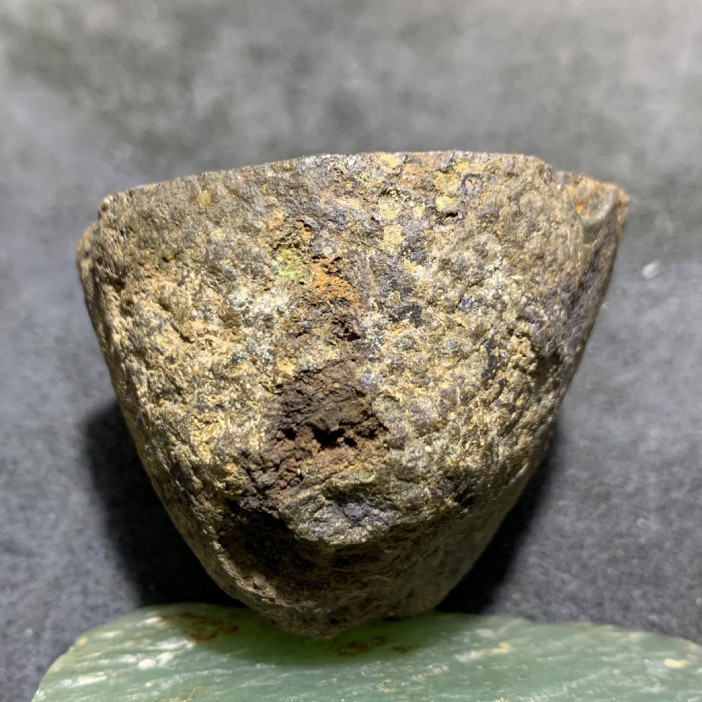 精美天然罕见亚光九眼页岩原石雕刻莲蓬把件(摆件)一个，