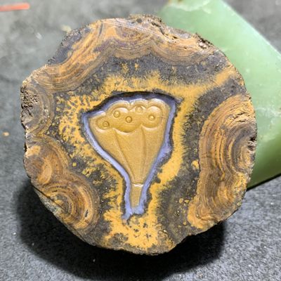 精美天然罕见亚光九眼页岩原石雕刻莲蓬把件(摆件)一个， - 精美天然罕见亚光九眼页岩原石雕刻莲蓬把件(摆件)一个，