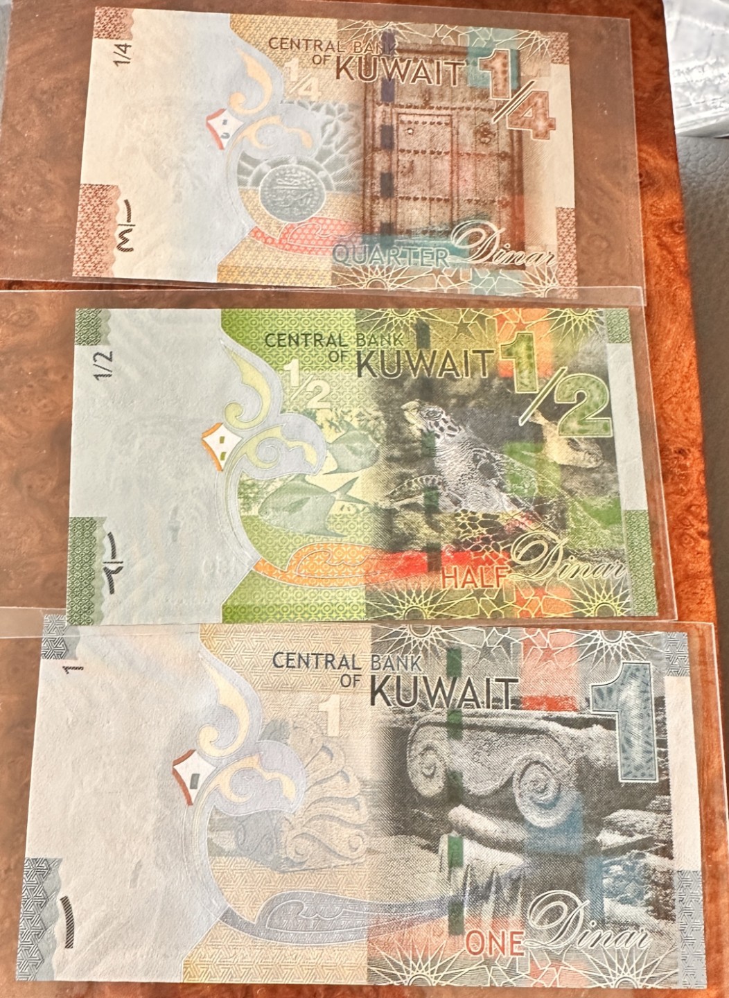 Chase Auction 第19期 - - 外钞、民国钞和人民币混合场！ 科威特纸币三张，品相如图，UNC！