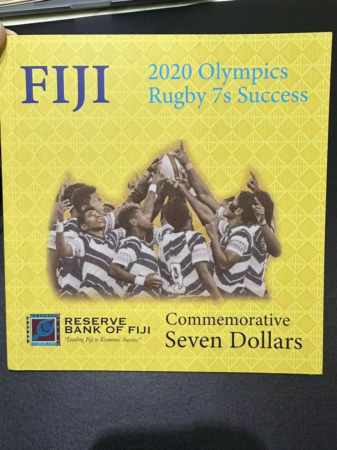 《外钞收藏家》第二百五十一期 2020年斐济奥运纪念钞 两连体 带册子