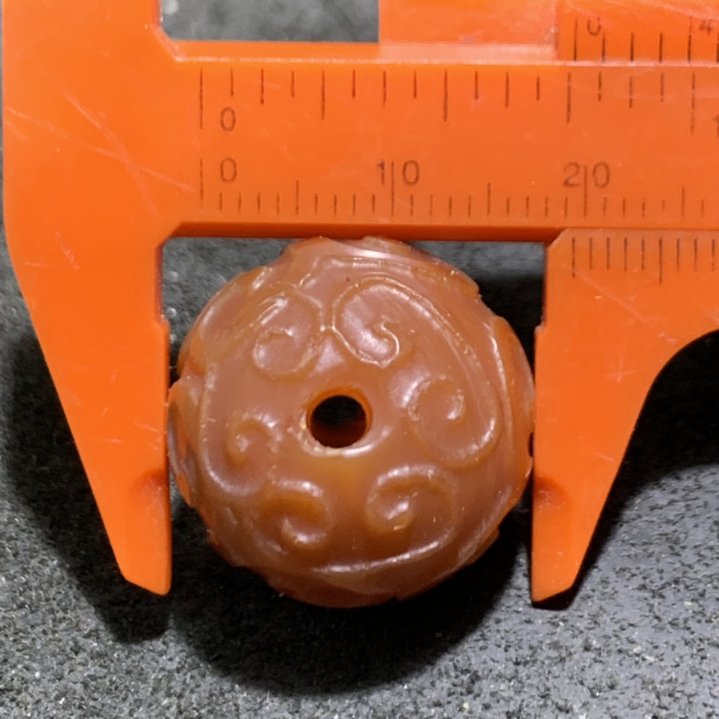 精美柿子红玛瑙雕刻回纹珠一颗，