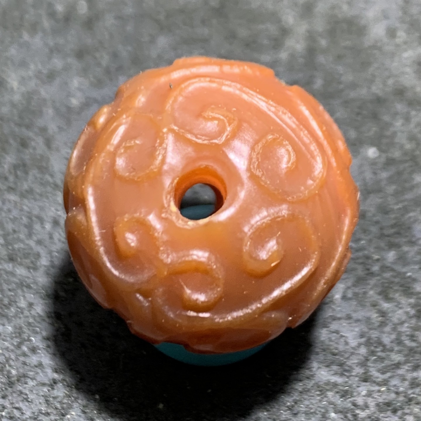 精美柿子红玛瑙雕刻回纹珠一颗，