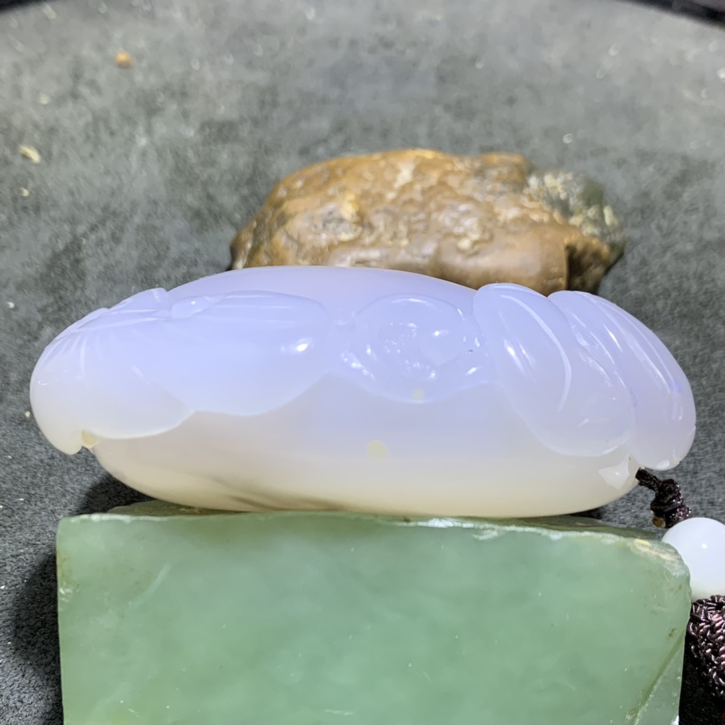 精美天然水胆玛瑙原石雕刻瑞兽送财把件一个，