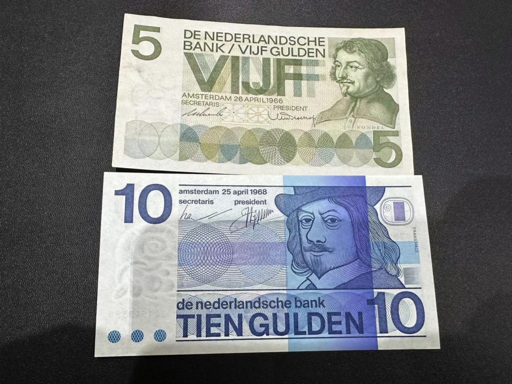 《外钞收藏家》第二百五十一期 荷兰人像版5、10盾 两张 AU-UNC-