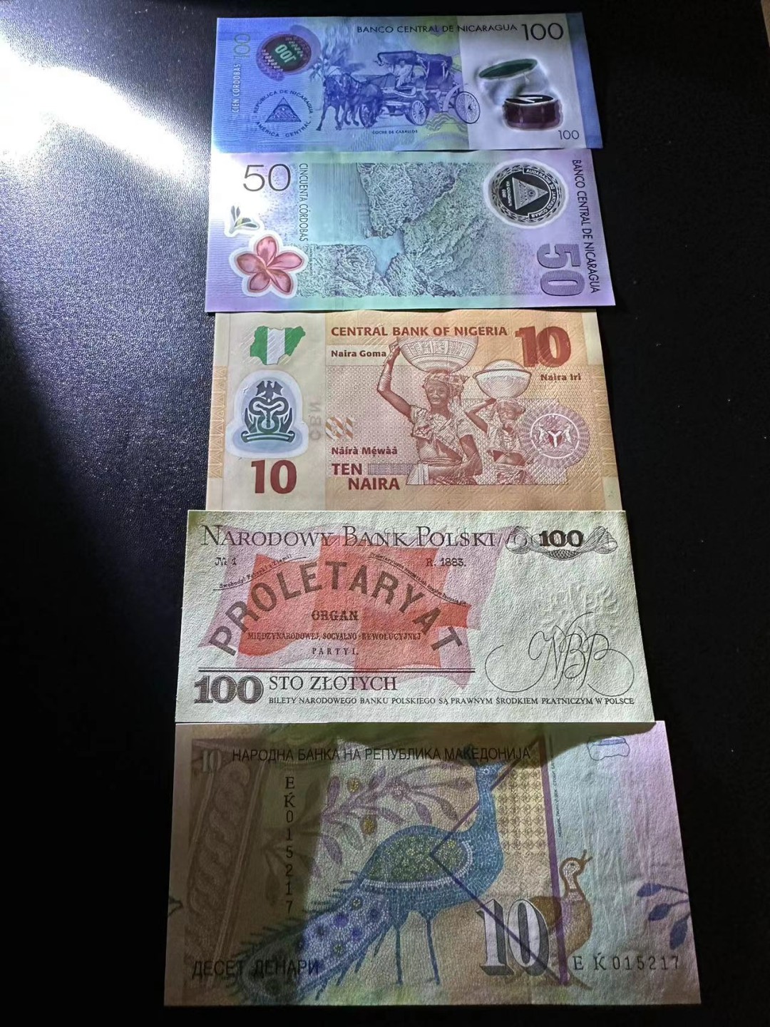 《外钞收藏家》第二百五十一期 五张精美纸币 全新 有两张轻微潮