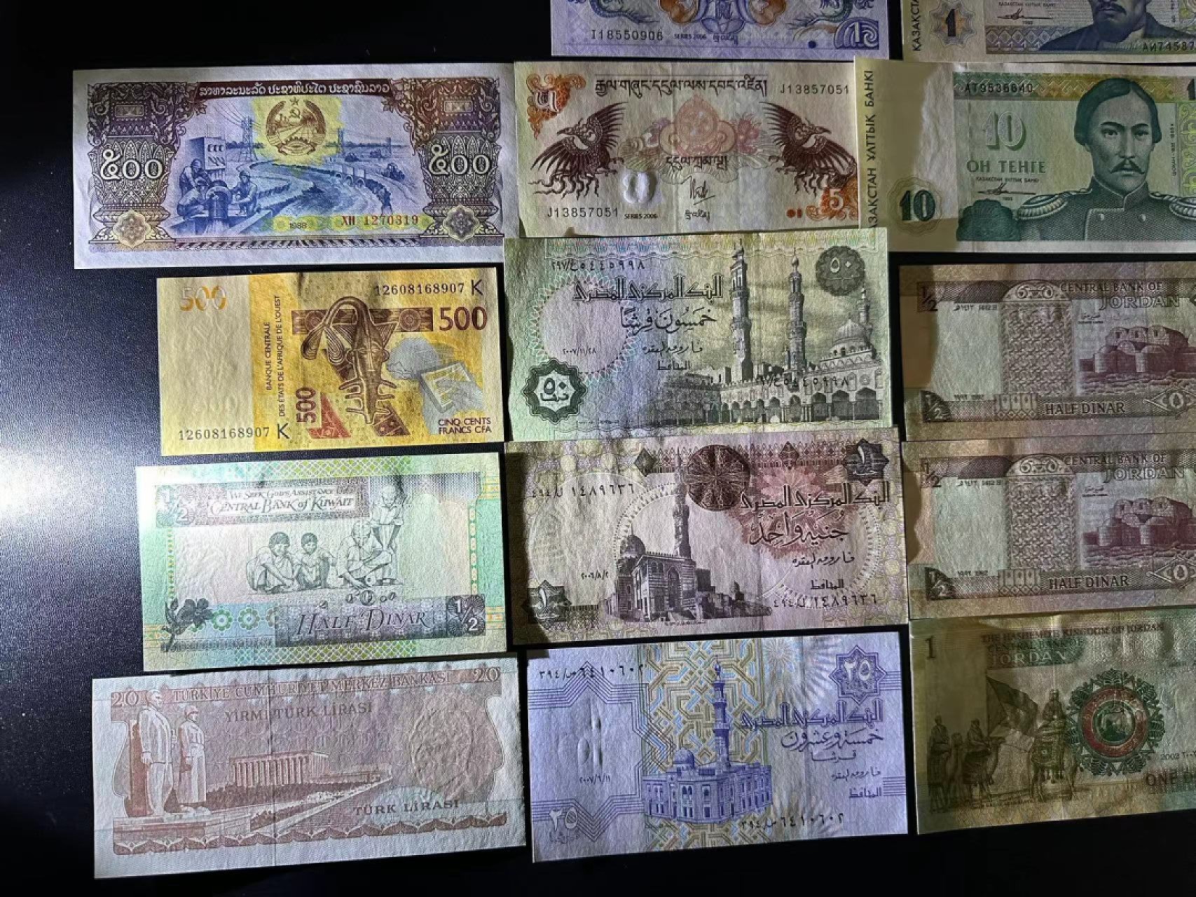 《外钞收藏家》第二百五十一期 19张纸币 一起 全新有几张有轻微潮