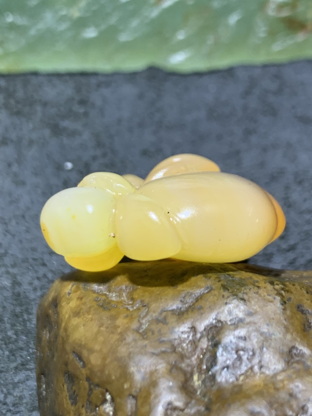 精美巴西玛瑙手工雕刻桃子吊坠一个，
