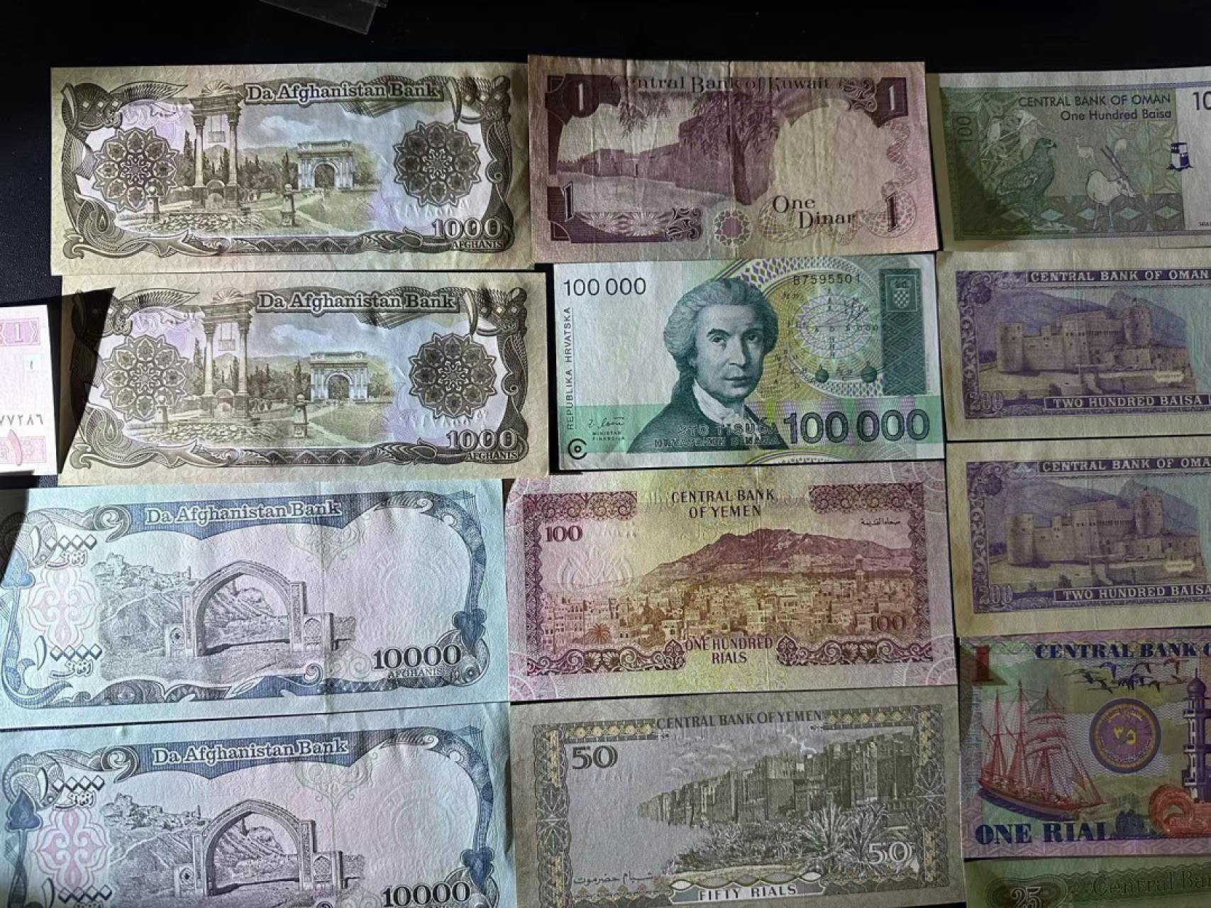 《外钞收藏家》第二百五十一期 24张纸币一起 绝大部分全新 有个别品相不好 请细看 有几张有潮