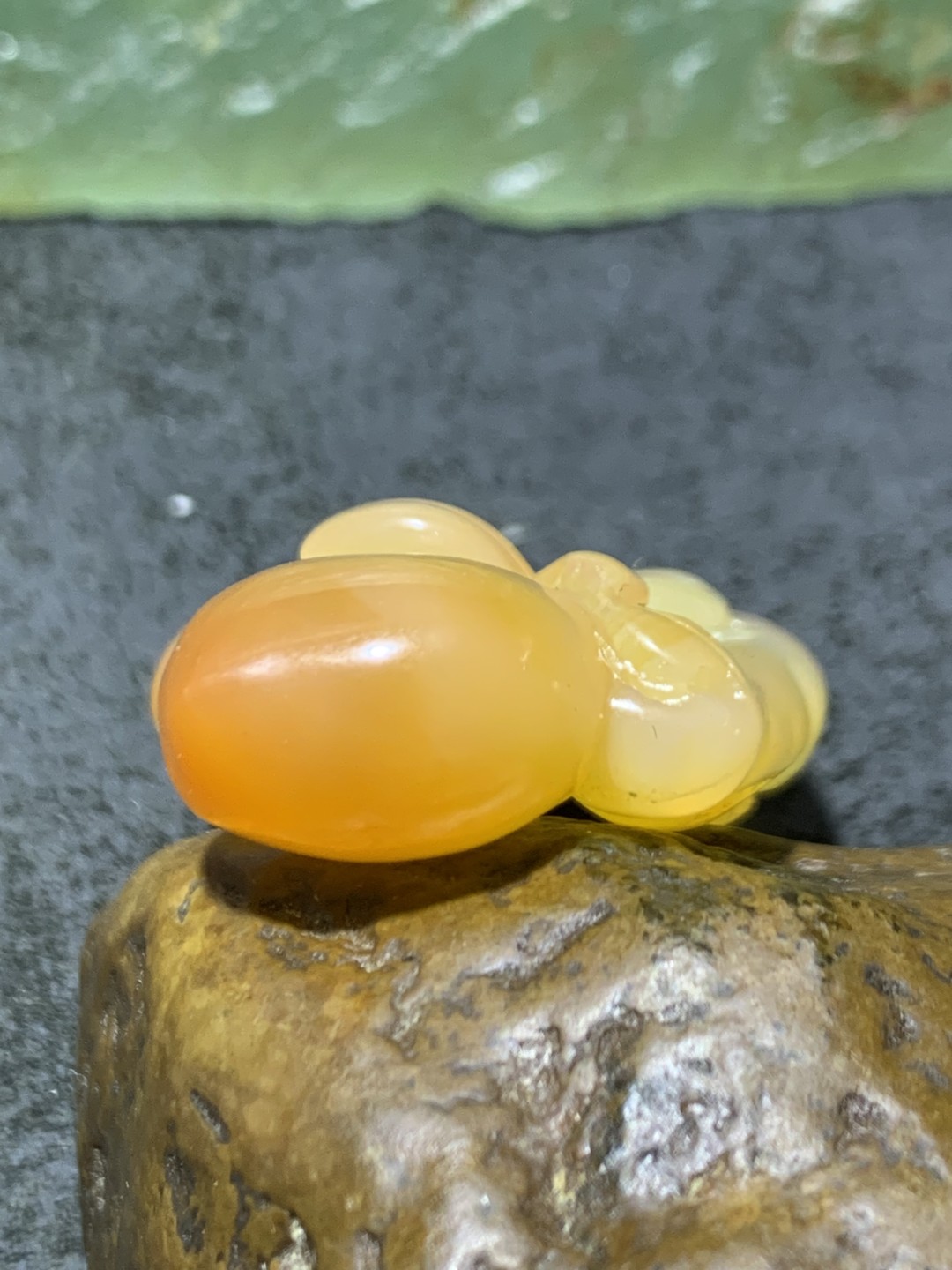 精美巴西玛瑙手工雕刻桃子吊坠一个，