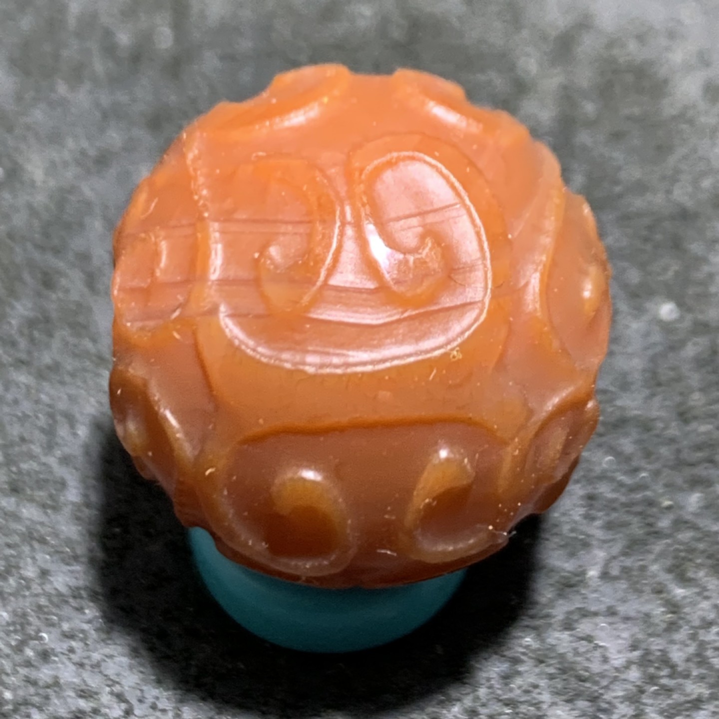 精美柿子红玛瑙雕刻回纹珠一颗，