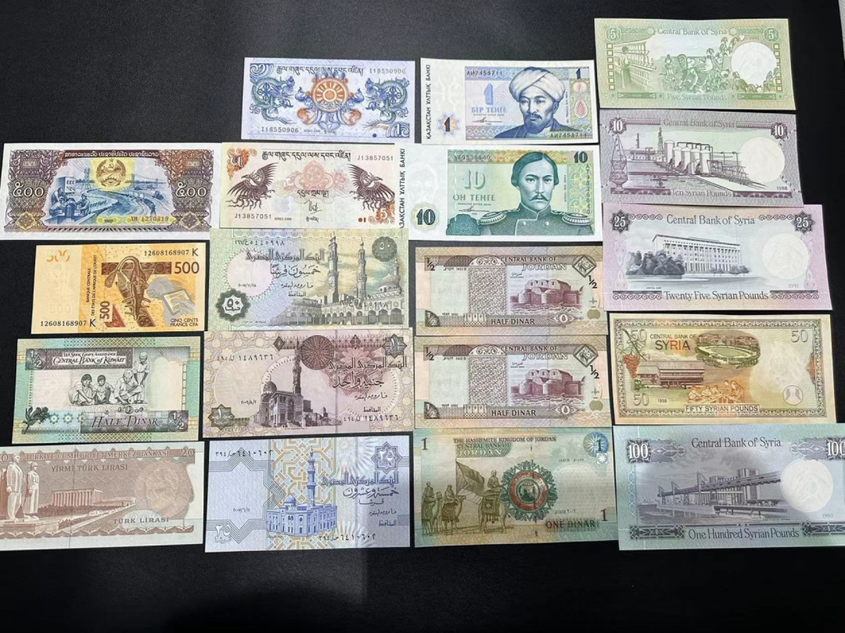 《外钞收藏家》第二百五十一期 19张纸币 一起 全新有几张有轻微潮