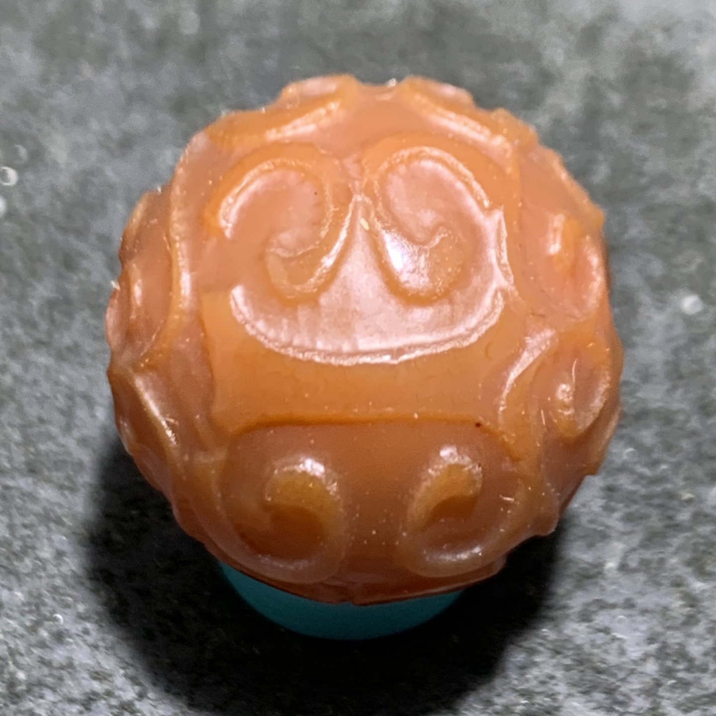 精美柿子红玛瑙雕刻回纹珠一颗，