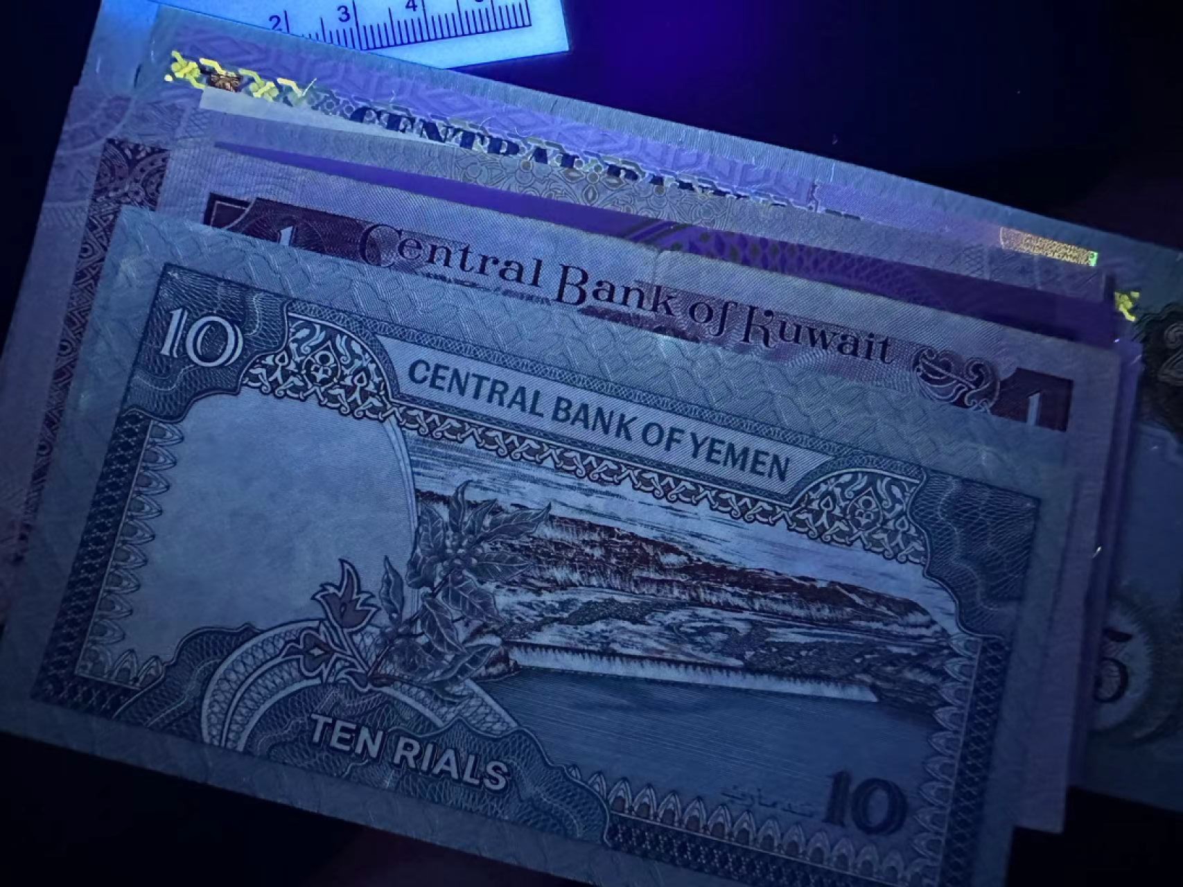 《外钞收藏家》第二百五十一期 24张纸币一起 绝大部分全新 有个别品相不好 请细看 有几张有潮