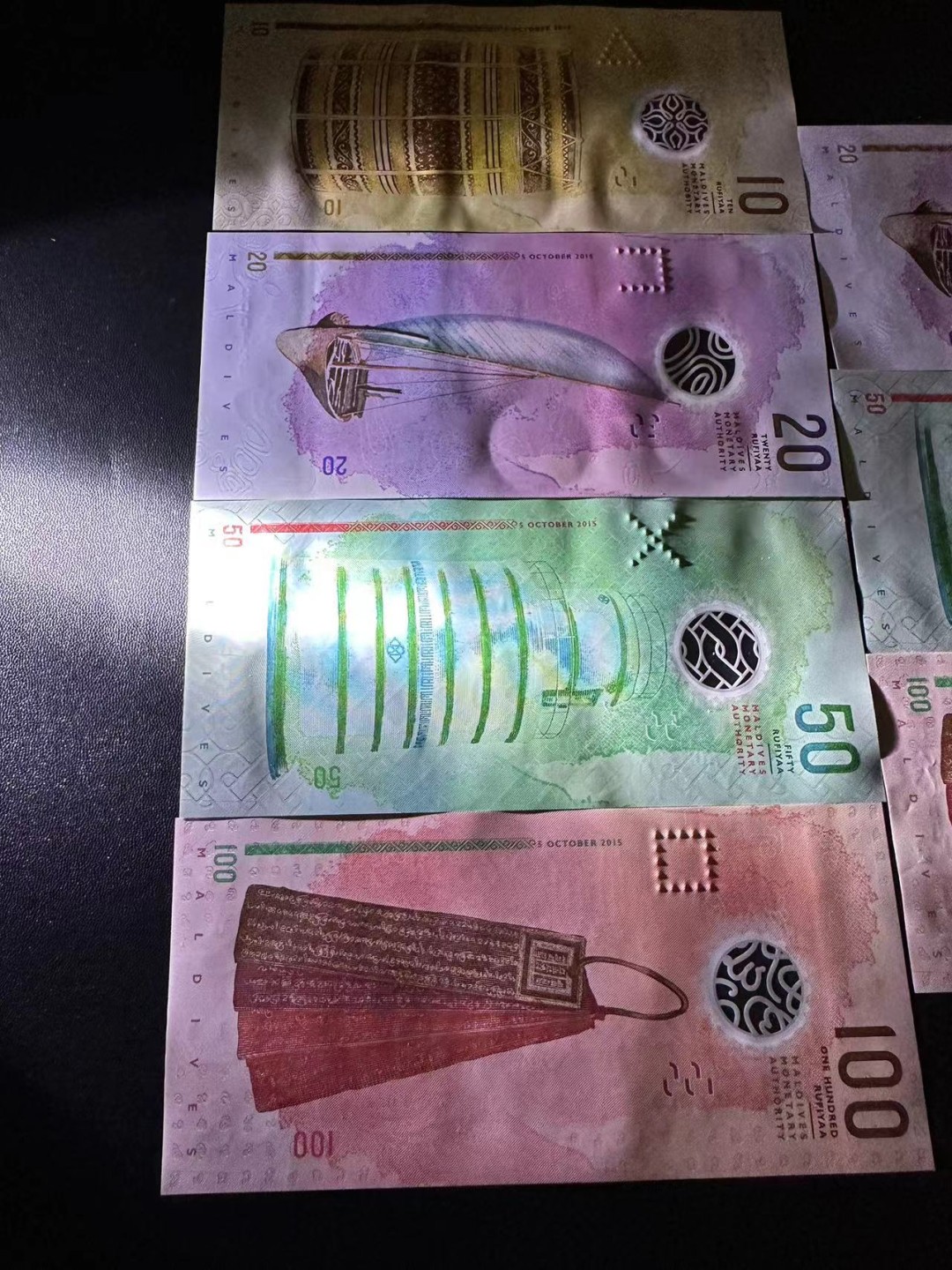 《外钞收藏家》第二百五十一期 马尔代夫两个小套 左边有软折 右边全新