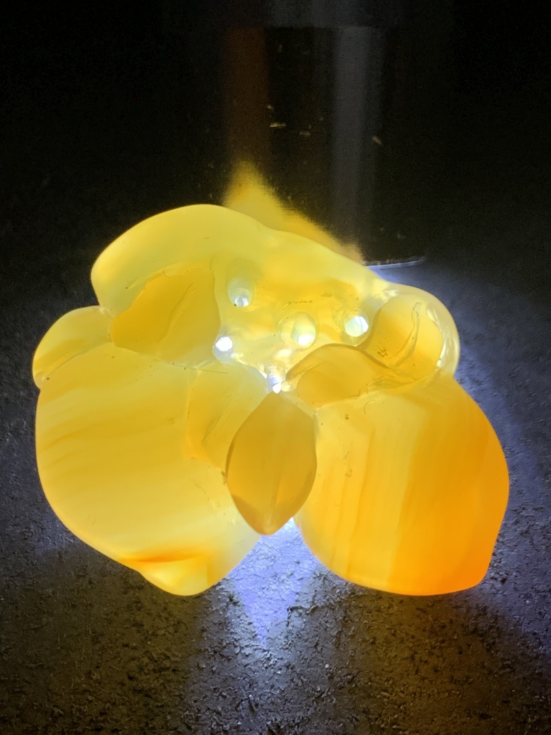 精美巴西玛瑙手工雕刻桃子吊坠一个，