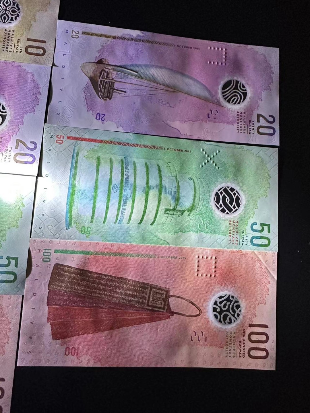 《外钞收藏家》第二百五十一期 马尔代夫两个小套 左边有软折 右边全新