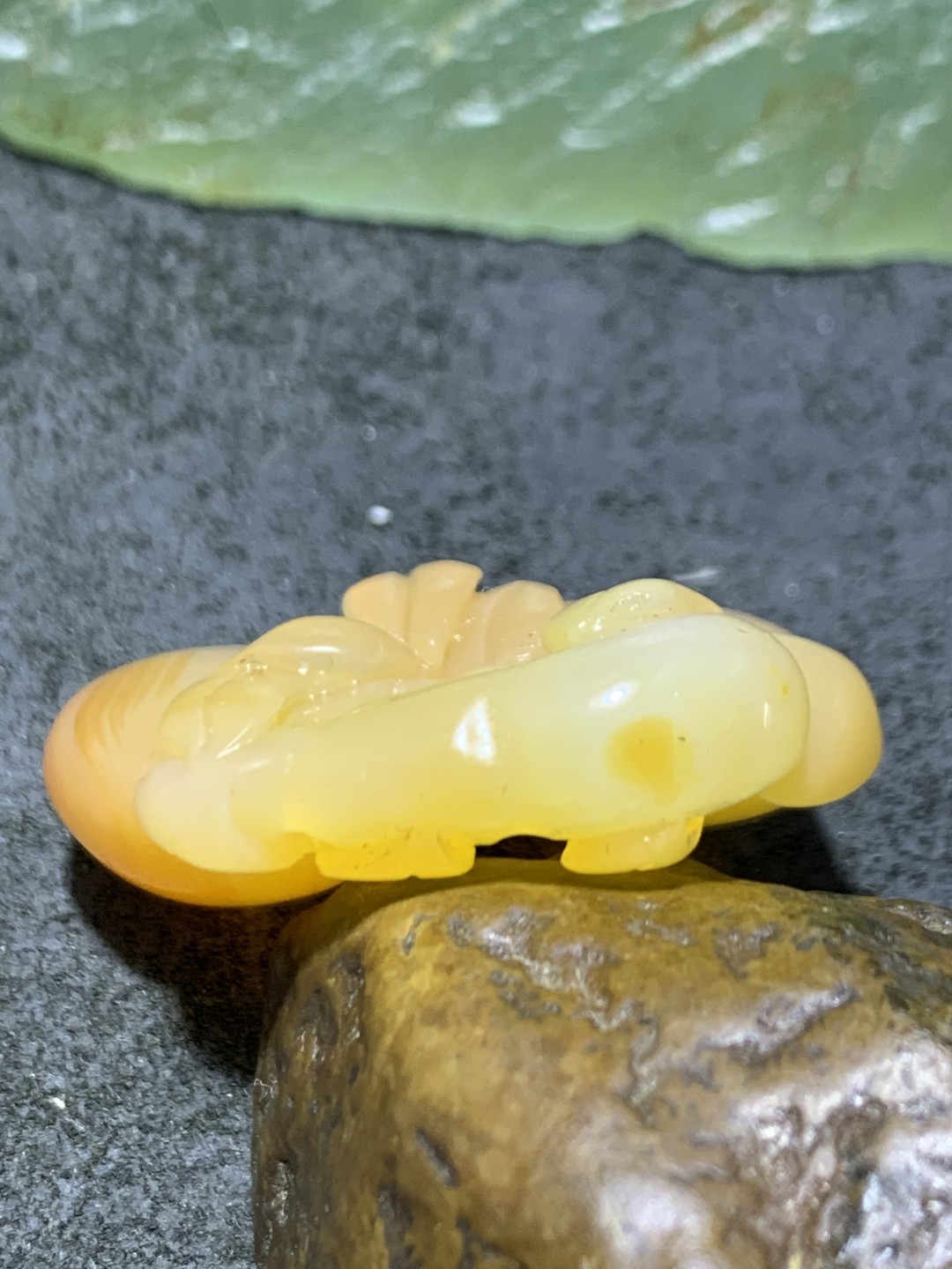 精美巴西玛瑙手工雕刻桃子吊坠一个，