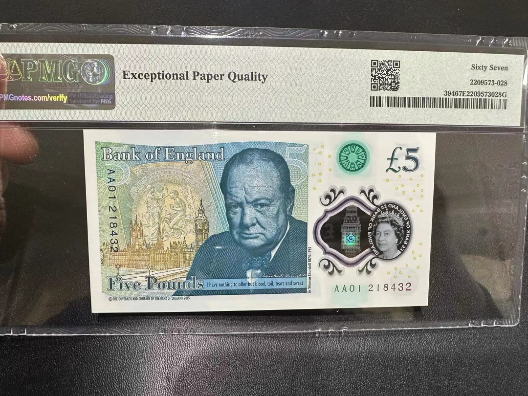 《外钞收藏家》第二百五十一期 2015年英国最新版5镑塑料钞 PMG67  AA01首发冠