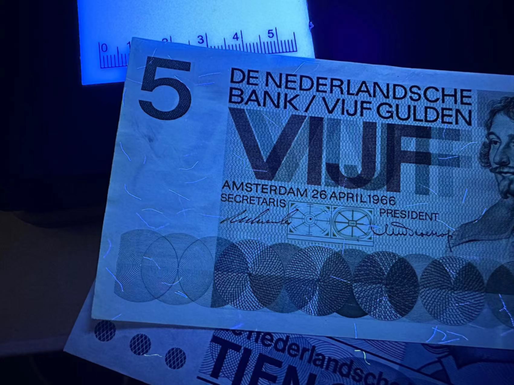 《外钞收藏家》第二百五十一期 荷兰人像版5、10盾 两张 AU-UNC-