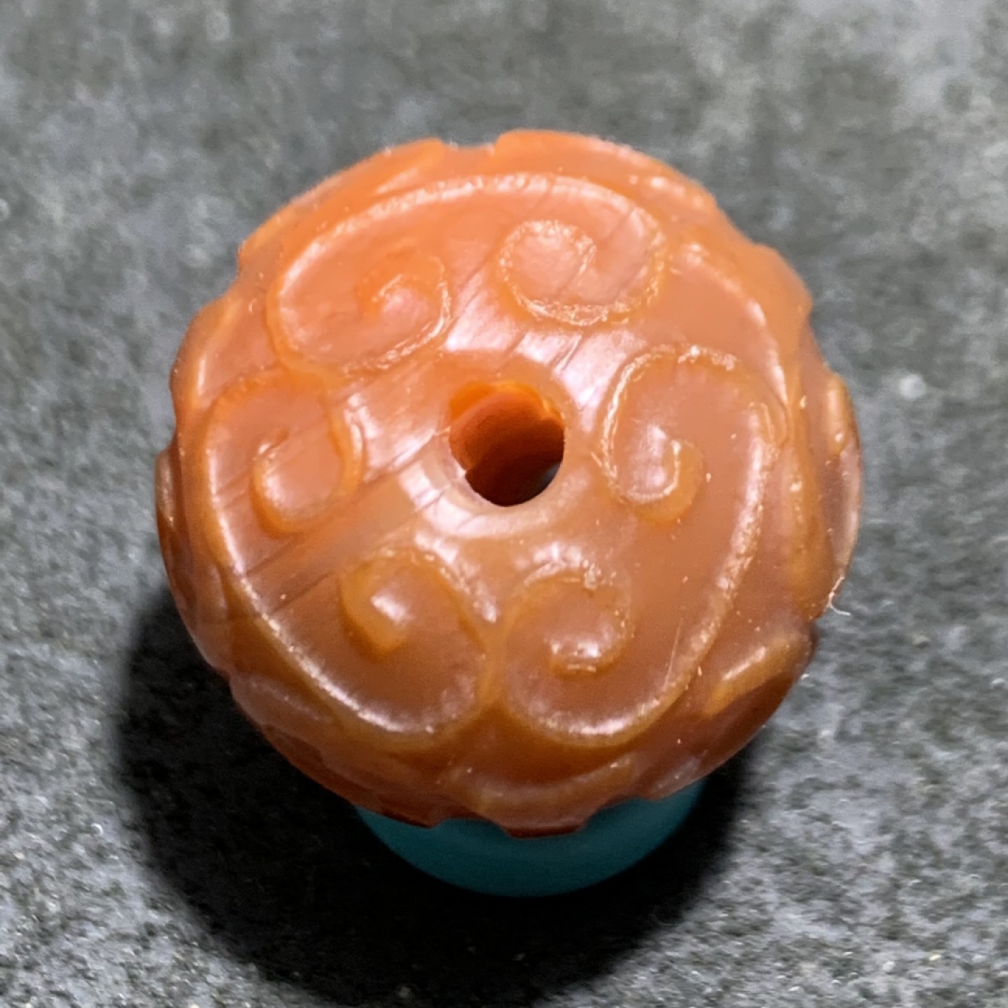 精美柿子红玛瑙雕刻回纹珠一颗，