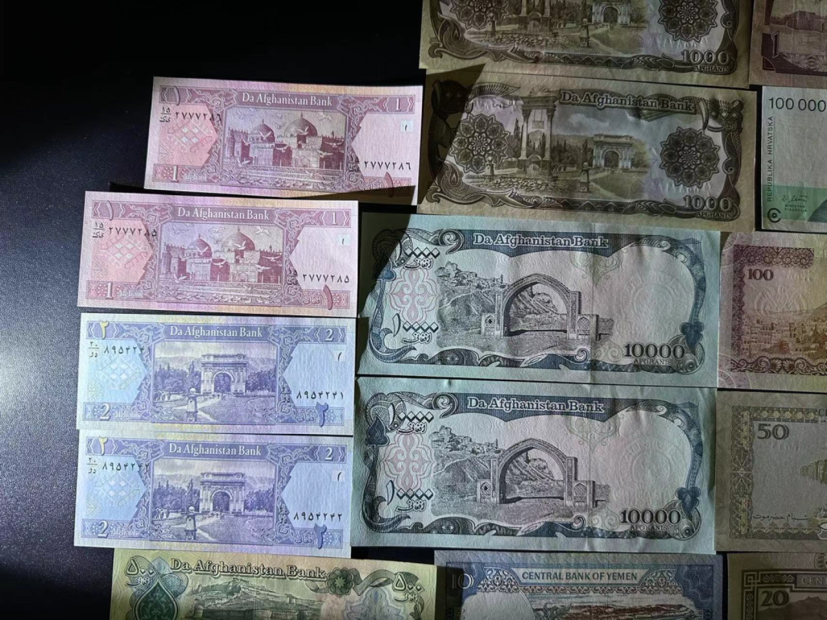 《外钞收藏家》第二百五十一期 24张纸币一起 绝大部分全新 有个别品相不好 请细看 有几张有潮