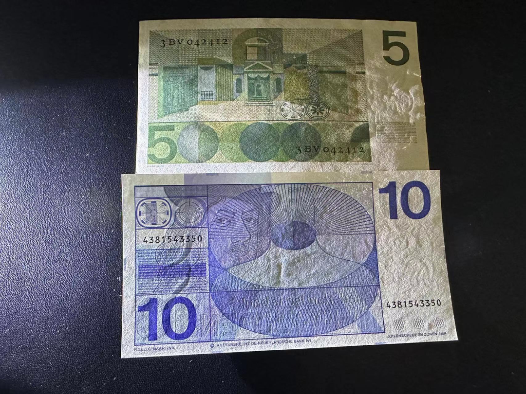 《外钞收藏家》第二百五十一期 荷兰人像版5、10盾 两张 AU-UNC-