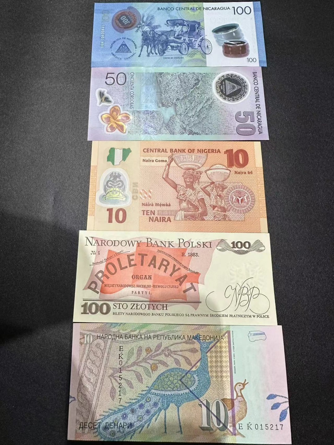 《外钞收藏家》第二百五十一期 五张精美纸币 全新 有两张轻微潮