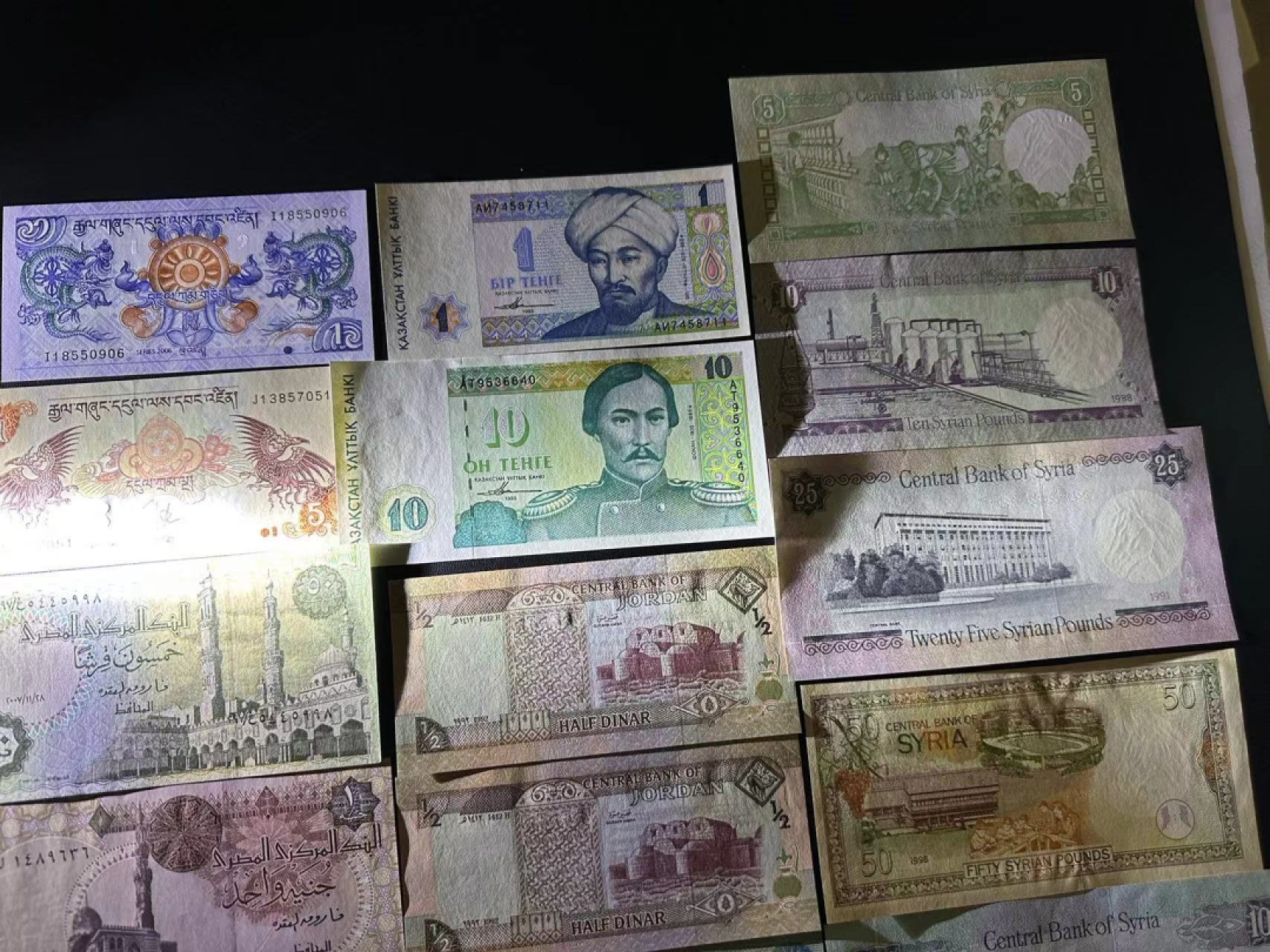 《外钞收藏家》第二百五十一期 19张纸币 一起 全新有几张有轻微潮