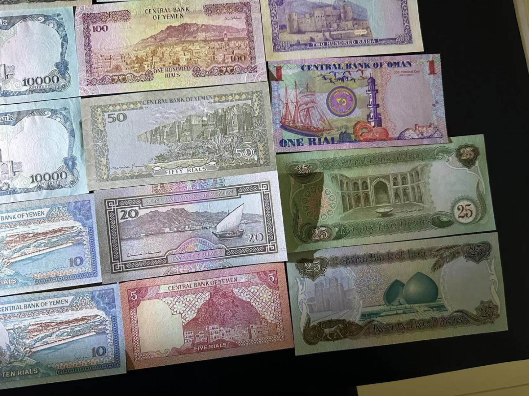 《外钞收藏家》第二百五十一期 24张纸币一起 绝大部分全新 有个别品相不好 请细看 有几张有潮