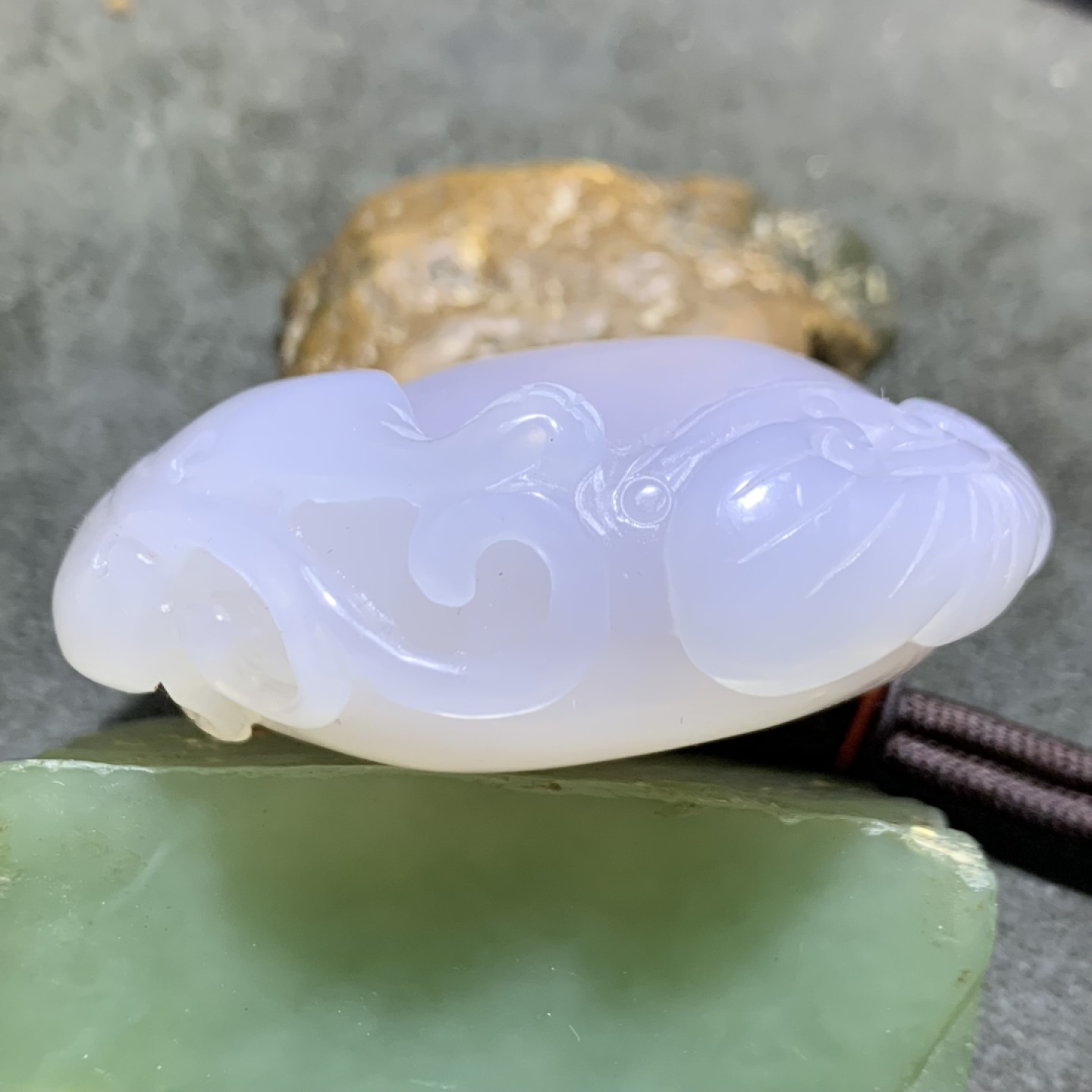 精美天然水胆玛瑙原石雕刻瑞兽送财把件一个，
